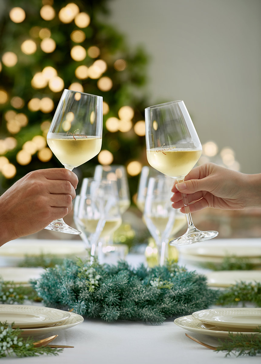 Deux verres, cheers devant un sapin de nouvel an