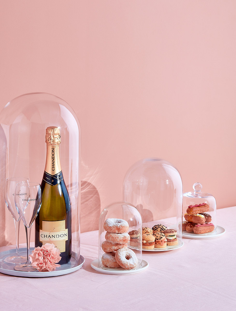 Bouteille Chandon brut et patisseries sous des cloches de verre