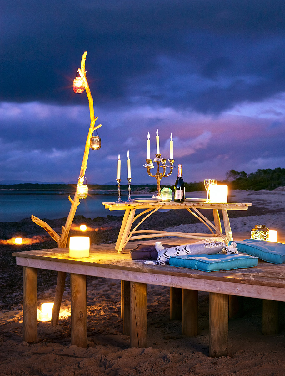 Picnic chic nocture sur une plage près de Palma de Majorque