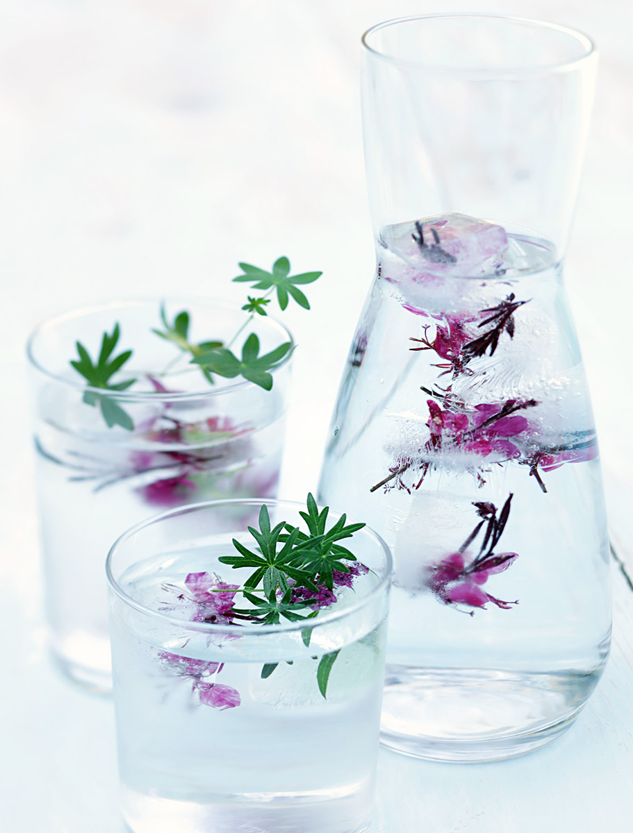 Carafe d'eau fraîche et glaçons de fleurs comestibles