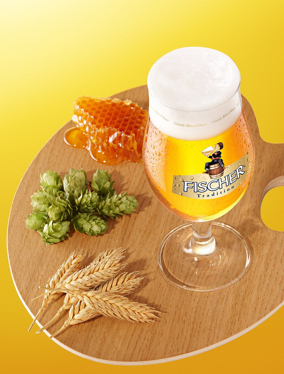 Campagne publicitaire bière d'alsace Fischer : orge, cône de houblon et miel en rayons sur une palette de peintre