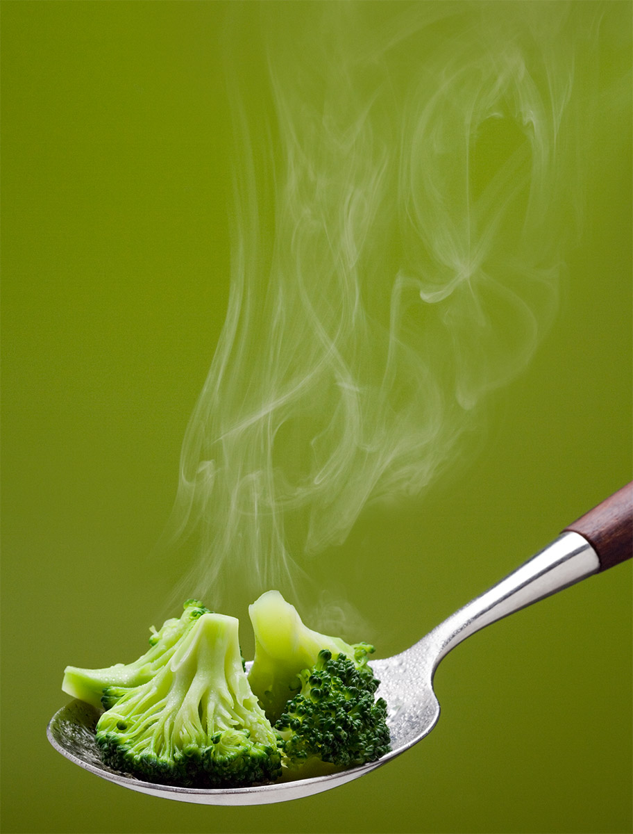 Cuillère de brocolis vapeur
