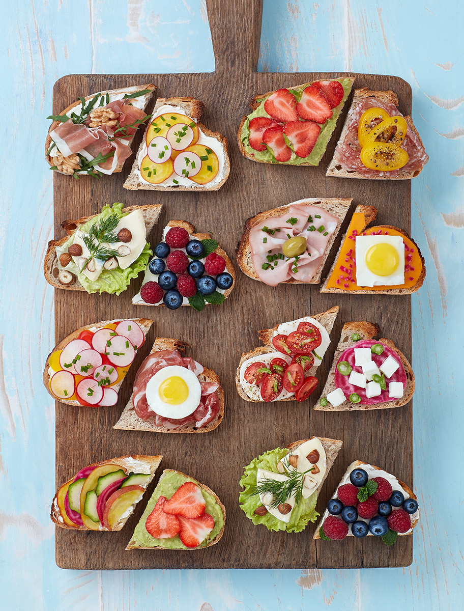 Bruschettas sucrées et salées sur une planche en bois brut