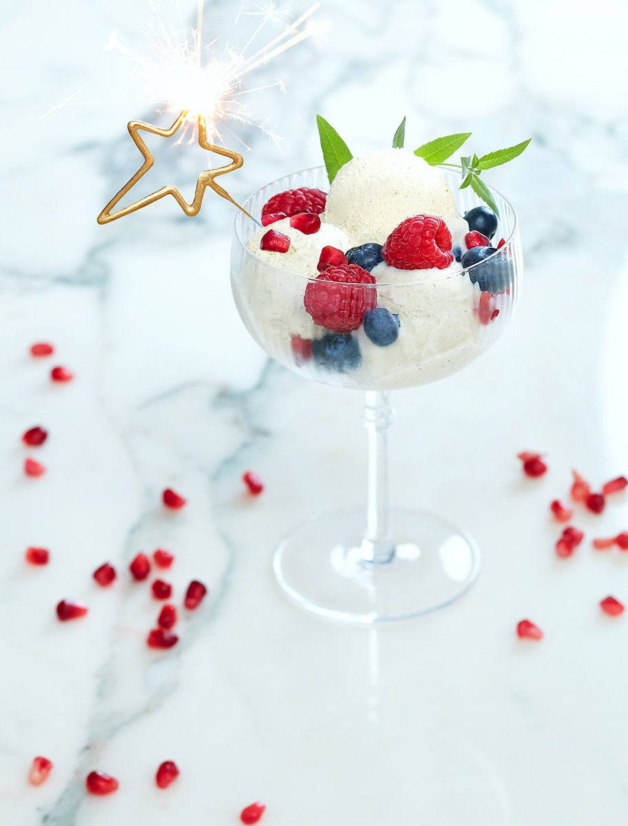 Coupe de glace à la vanille, framboise, myrtilles et grenade