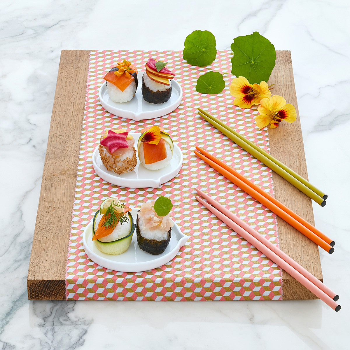 Plateau de makis et fleurs sauvages, baguettes colorées