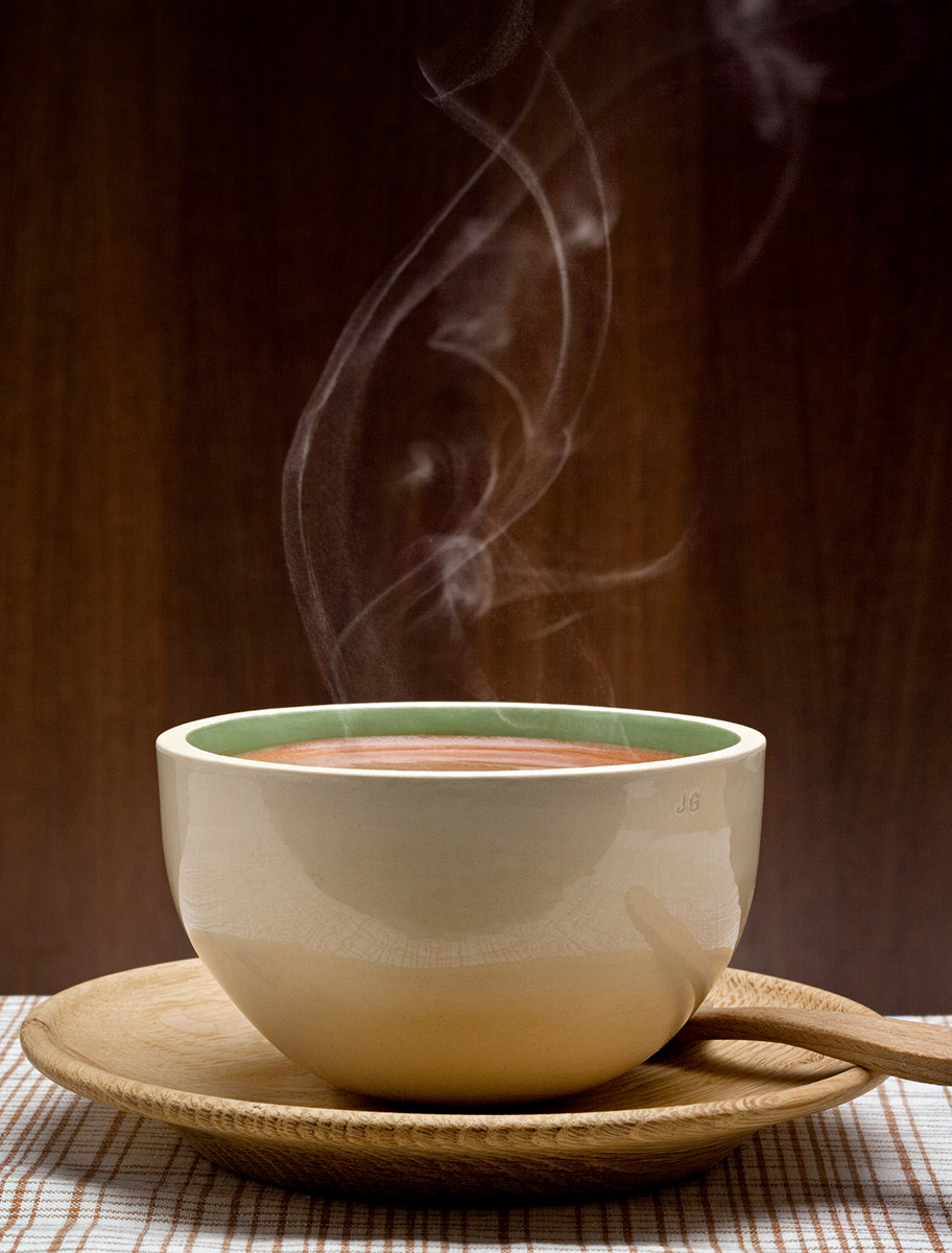 Bol de chocolat chaud sur un fond en bois