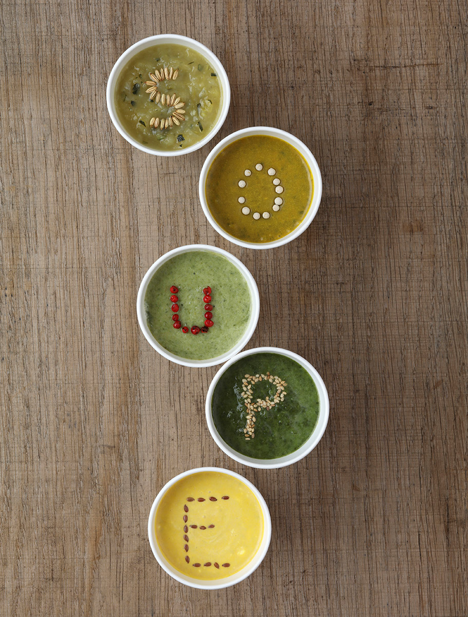 Gobelets de soupe de légumes et mot soupe écrit à la surface