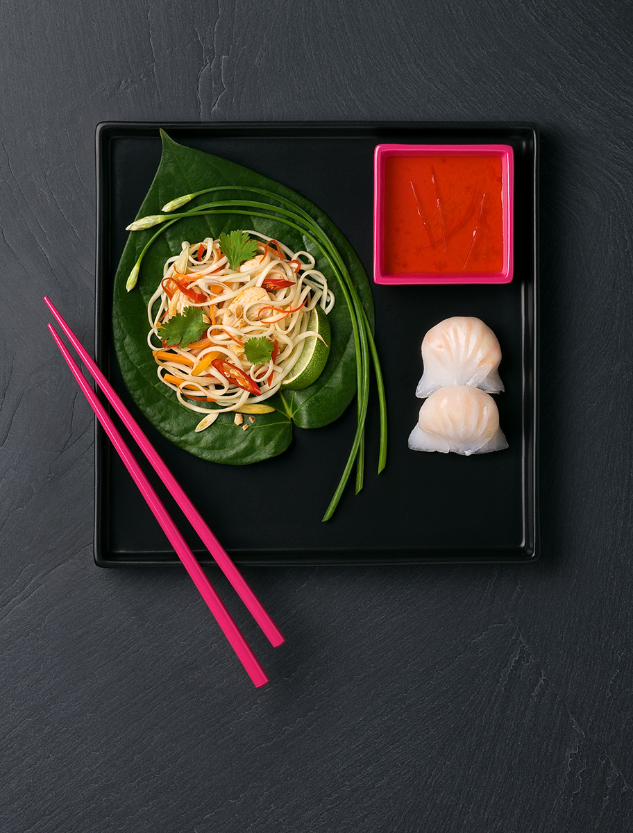 Plat de pâtes chinoises et raviolis vapeur 蒸餃