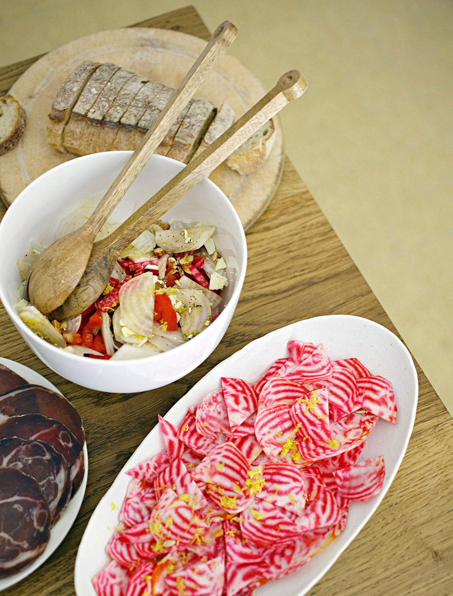 Carpaccio de betteraves chioggia sur une table en bois