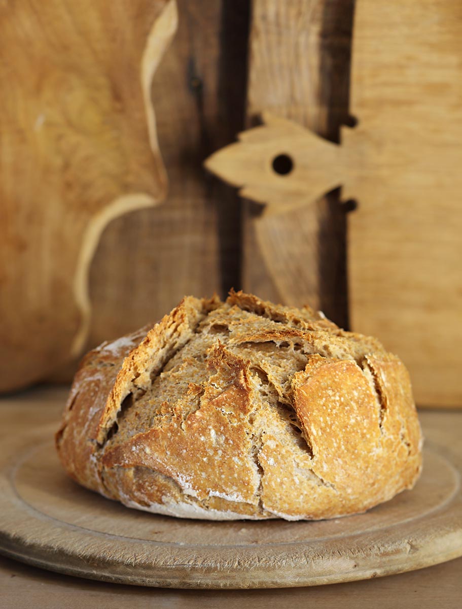Pain fait maison et planches à découper en bois