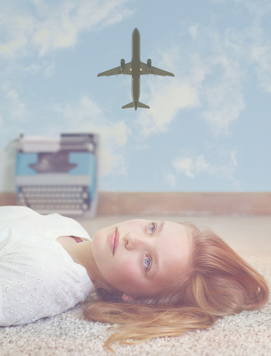 Jeune fille rêvant de voyage allongée sur un tapis, avion à réaction