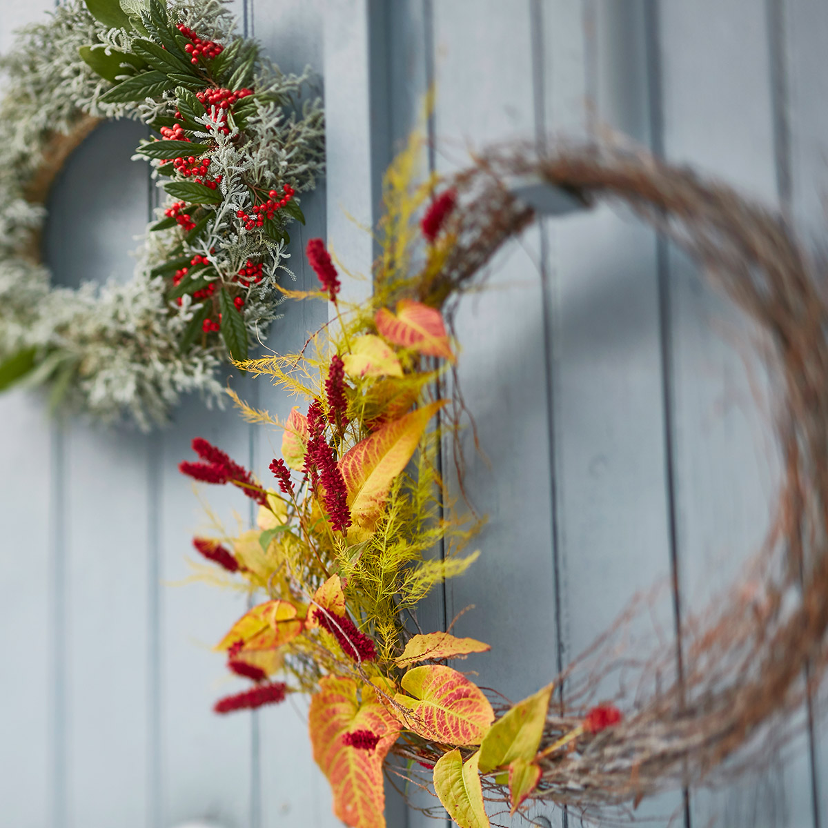 Couronnes de Noël décoratives sur une porte