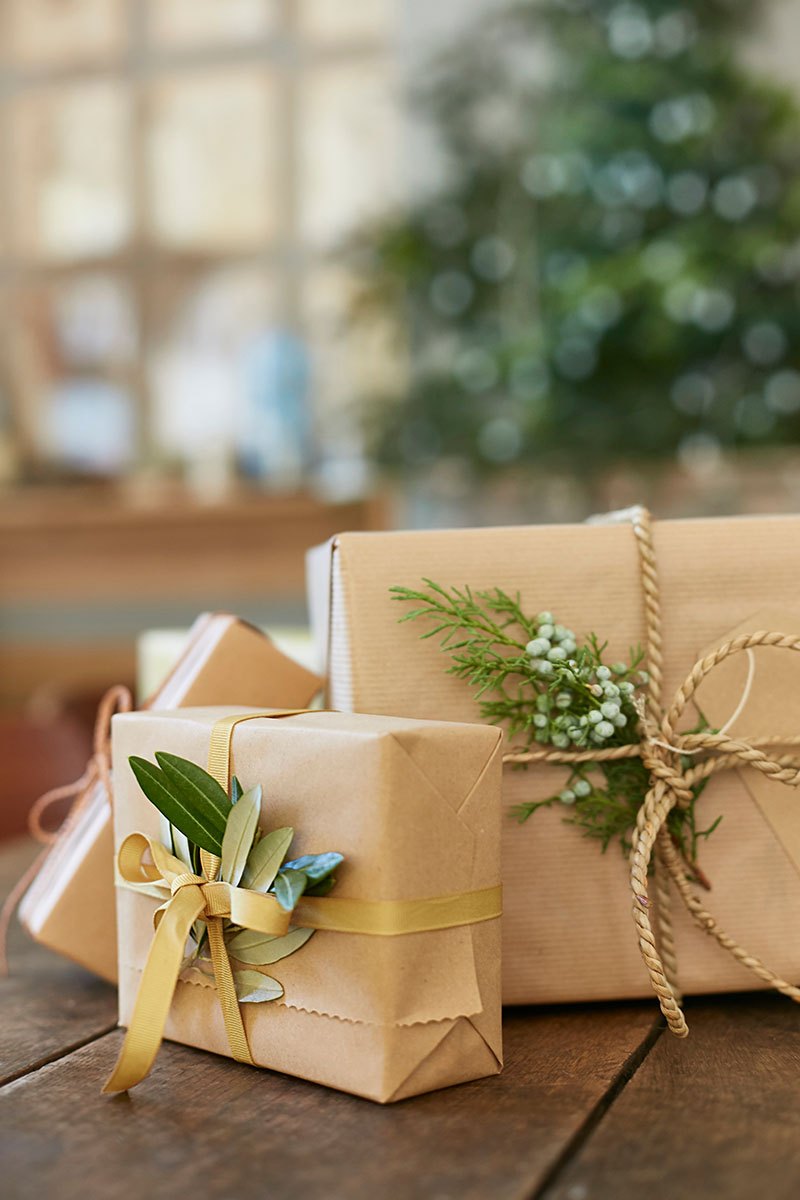 Paquets cadeau en papier kraft décorés de feuilles