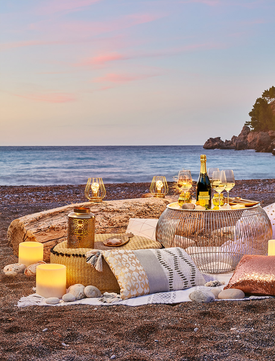 Picnic bohème chic 'golden hour' sur une plage à Majorque