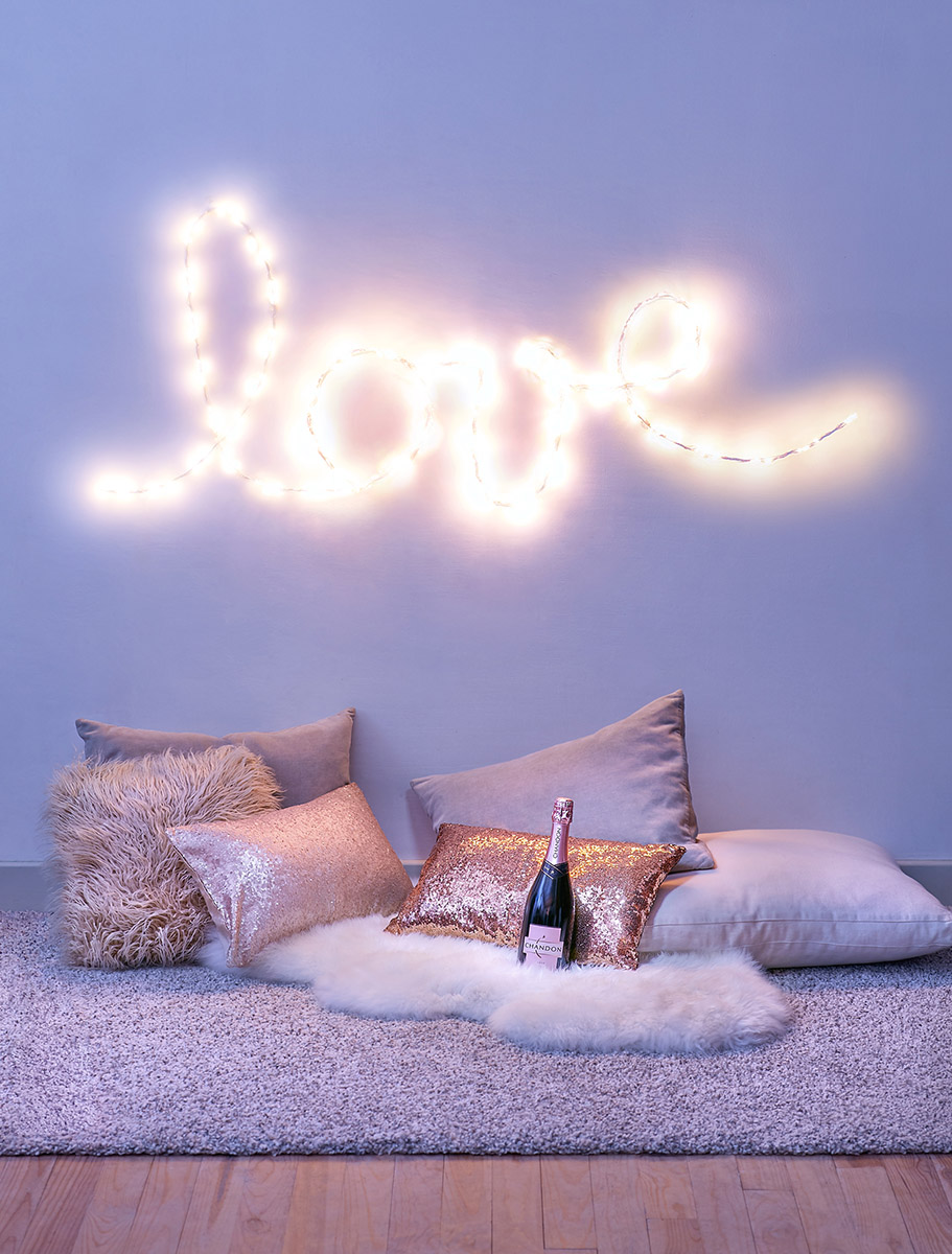 Bouteille de sparkling wine Chandon Rosé, guirlande lumineuse love au mur