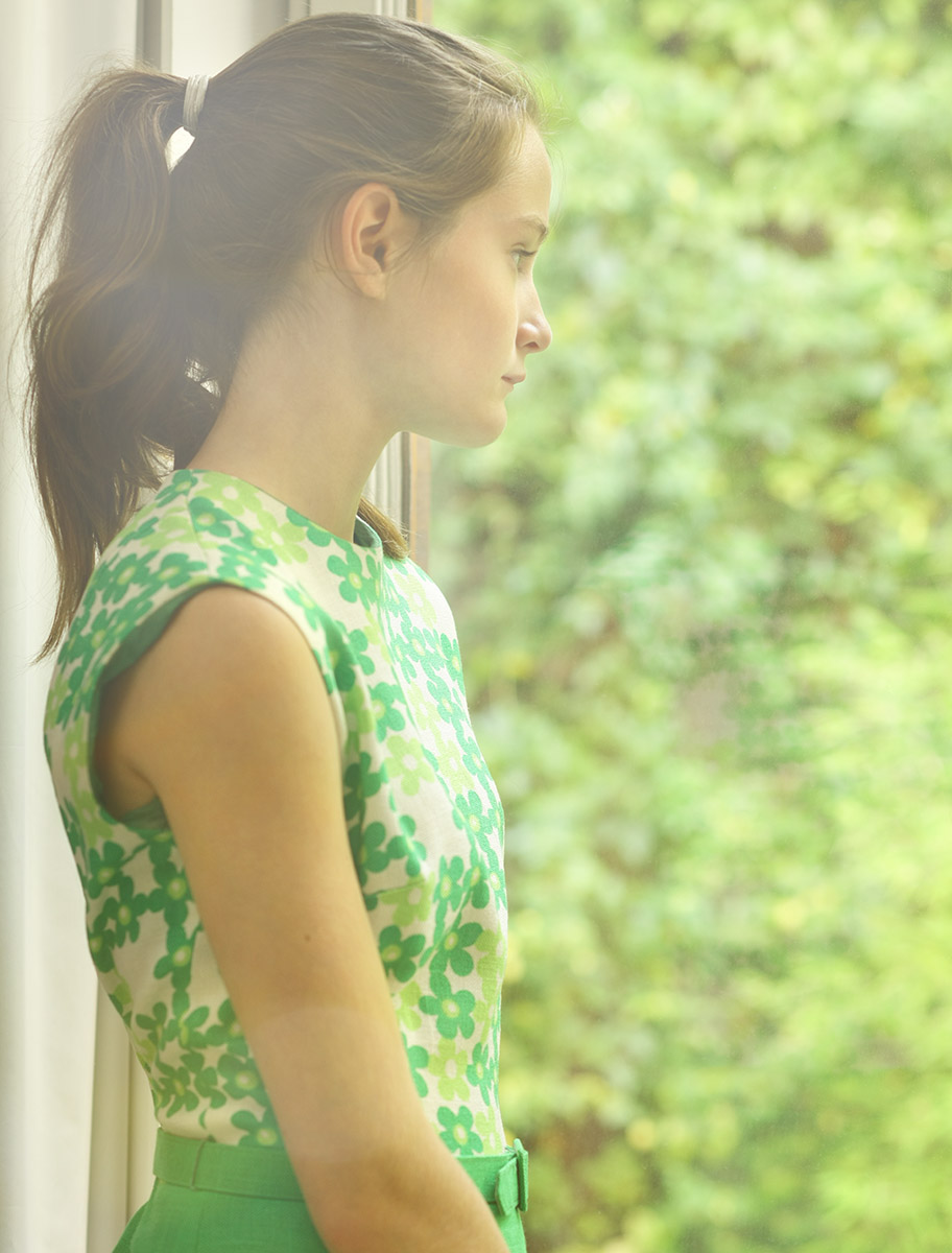 Jeune fille à la fenêtre, robe vintage à fleurs vertes