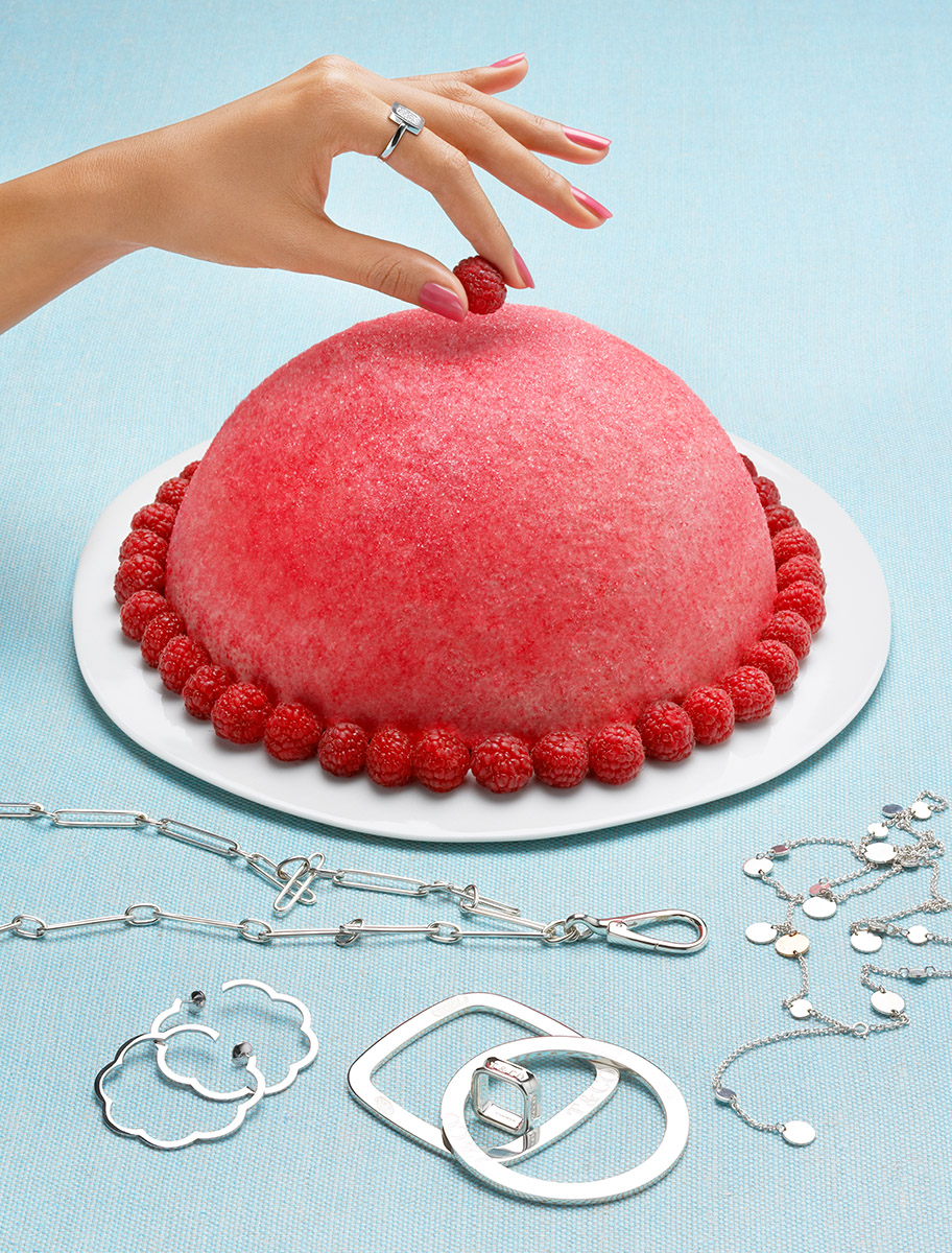 Bijoux argent et gâteau framboise pour Cosmopolitain magazine, fond bleu pastel