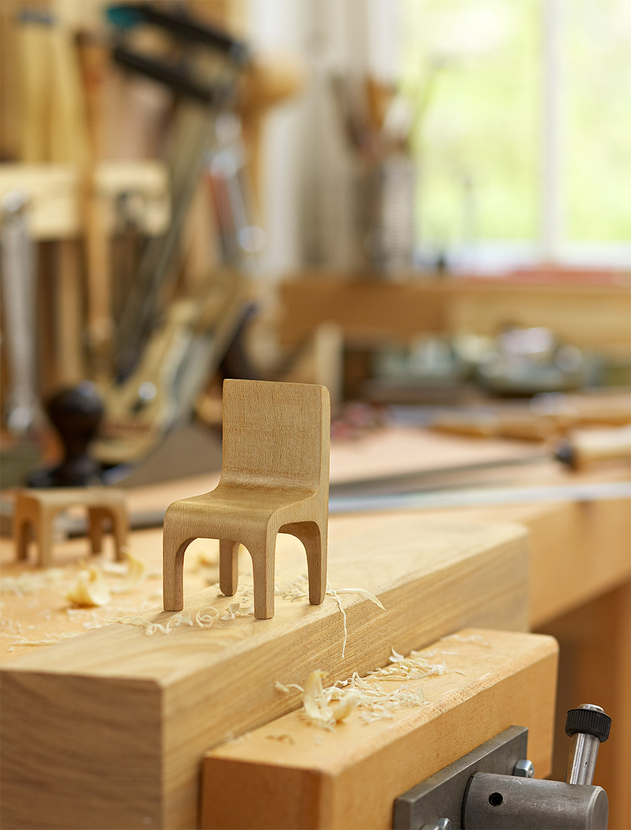 Chaise en bois miniature dans un atelier de menuiserie