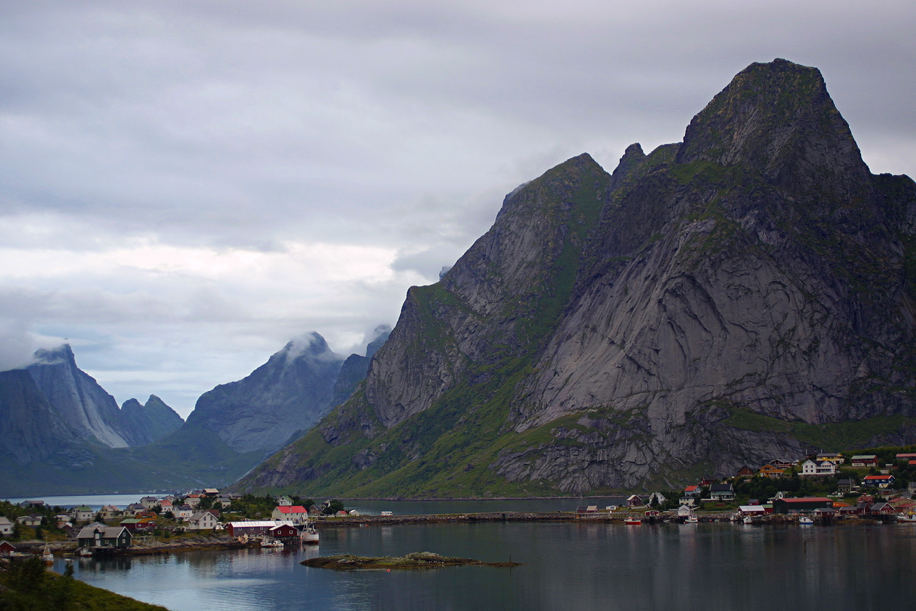 Iles Lofoten, roche sombre et petites maisons