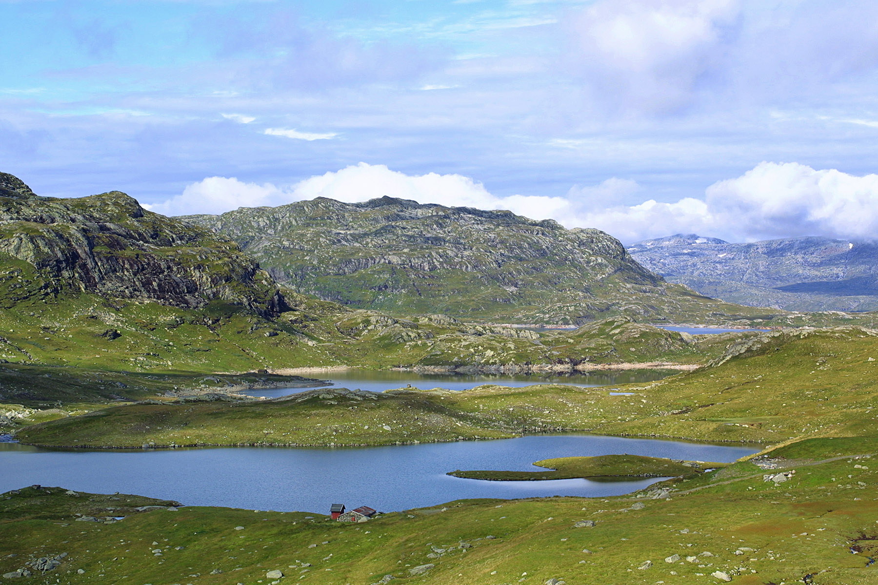 Maisons en bois près d'un lac