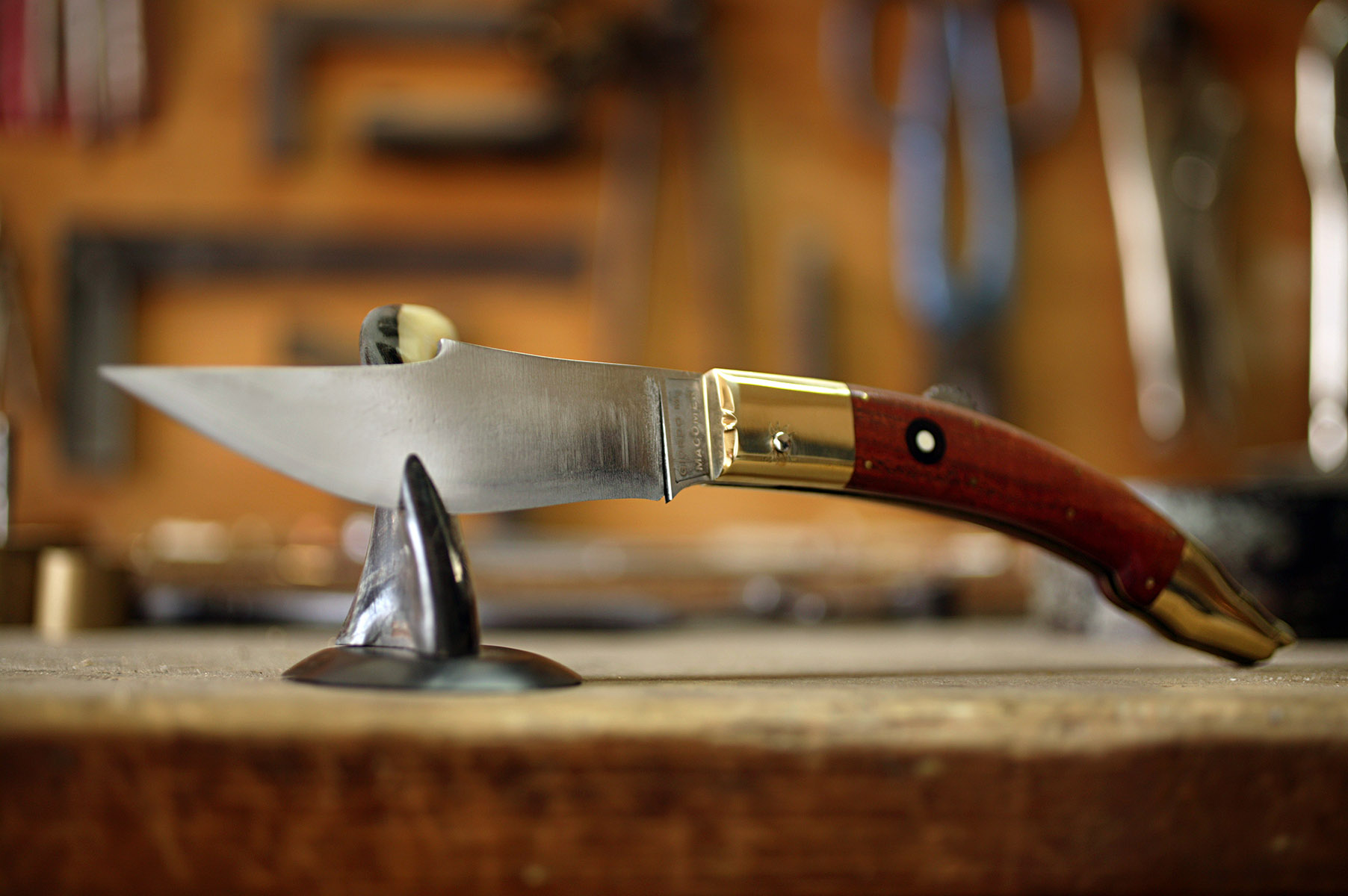 Couteau Sarde posé sur l'établis en bois